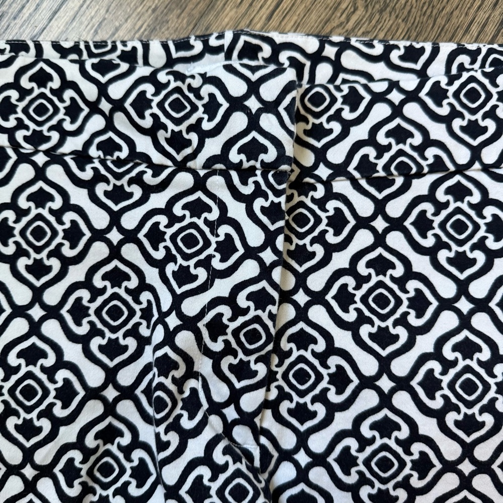 Crown & Ivy Black and White Scalloped Shorts - Picture 3 of 5